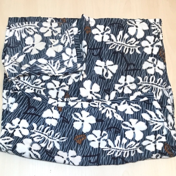 Island Skirt. Side Slits. Blue & White Hawaiian Design. Like s size 6. GUC - Picture 3 of 13